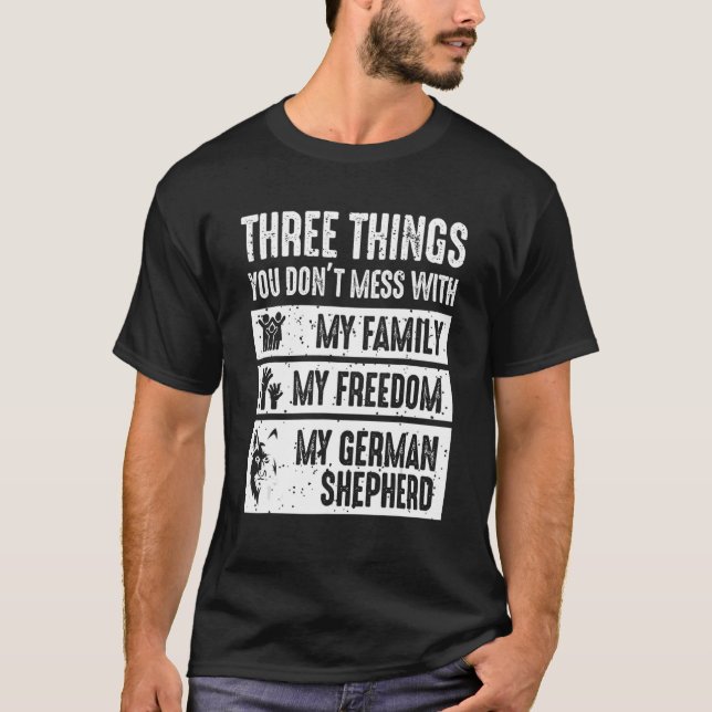 Camiseta Três coisas que você não perde com o German shephe (Frente)