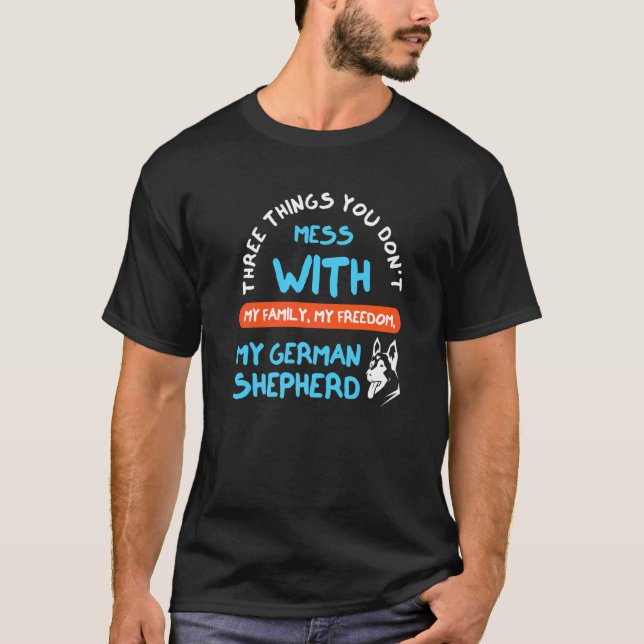 Camiseta Três coisas que você não perde com o German shephe (Frente)