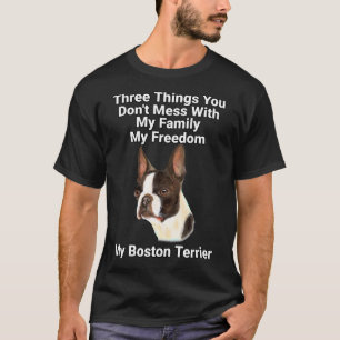 Camiseta Três Coisas Que Você Não Quer Meter Com Boston
