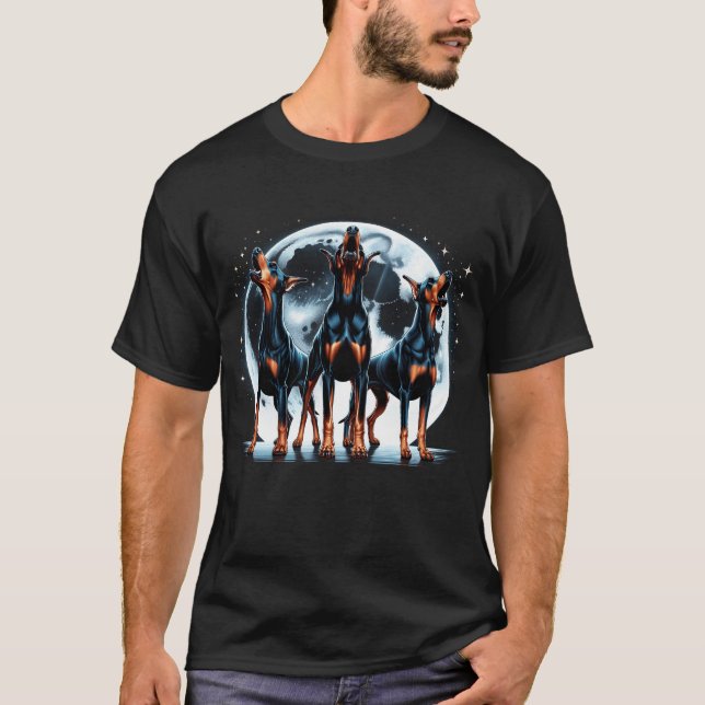 Camiseta Três Doberman Pinschers Gritando na Lua Como (Frente)