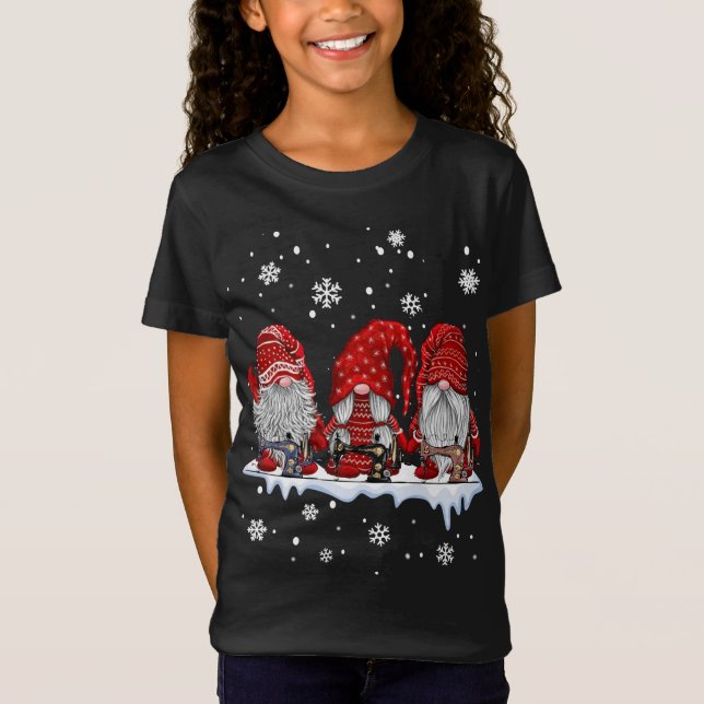 Camiseta Três gnomos costurando e colchando presente de nat (Frente)