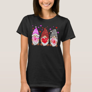 Camiseta Três Gnomos segurando a Xadrez vermelha do coração