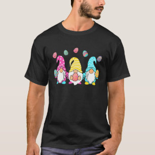 Camiseta Três Gnomos, segurando Felz pascoa de coelho de o
