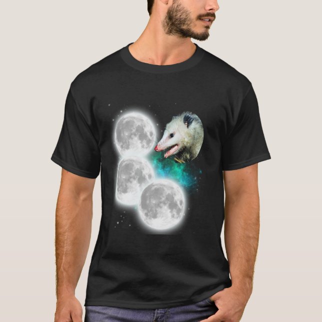 Camiseta Três Luas Ogambm Weirm Amaldiçoado Meme Possum Lon (Frente)