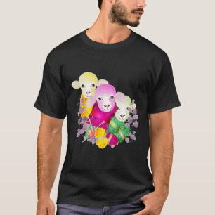 Camiseta Três ovelhas coloridas com lã e agulha de tricô