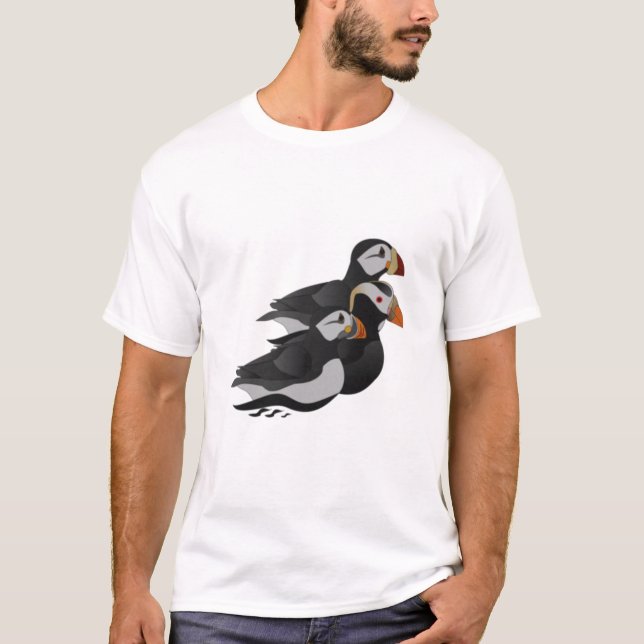 Camiseta Três Puffins Adoravelmente Amáveis Nadando Cartoon (Frente)