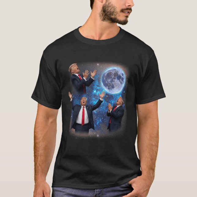 Camiseta Três Trumps Uivando à Lua Meme Estranho Trump  (Frente)