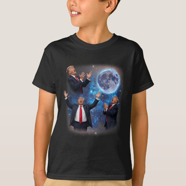 Camiseta Três Trumps Uivando Para A Lua Meme Estranho Trump (Frente)