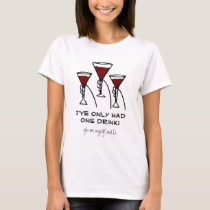 Camiseta Três vidros de vinho em desenhos animados das mã