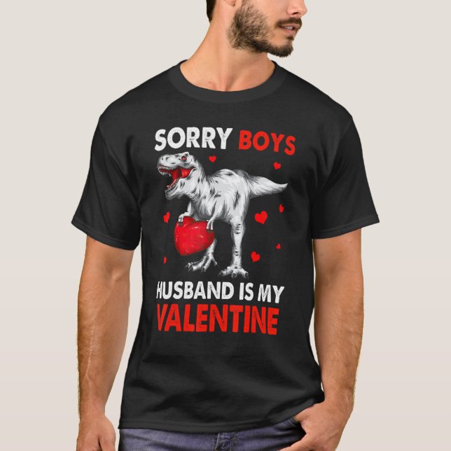 Camiseta TRex Dinosaur Hearts Sorry Boys Husband Is My Vale (Frente)