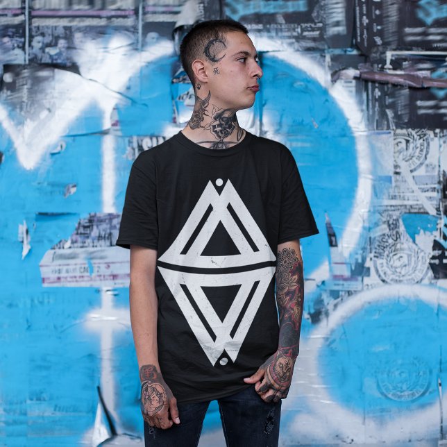 Camiseta Triângulo Celta (Tattoo lover posing in middle of the streets)