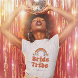 Camiseta Tribo Bride dos 70s Nome da Bridesmaid da Bachelor<br><div class="desc">Divirta-se em festa de solteira com esta camiseta legal,  com retrorreflector arco-íris,  margarida,  fonte e texto personalizado de sua escolha. Adicione facilmente seus próprios detalhes clicando na opção "personalizar" este modelo.</div>
