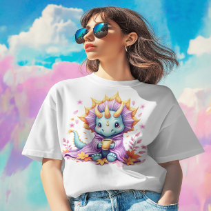 Camiseta Triceratops Enrolado em um Cobertor, Bebendo Café