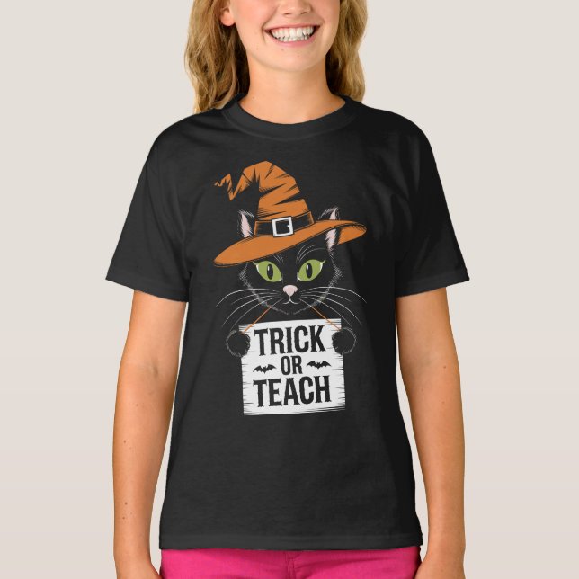 Camiseta Trick Or Teach Groovy Professor Halloween Retro (Frente)