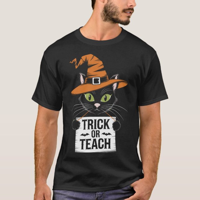 Camiseta Trick Or Teach Groovy Professor Halloween Retro (Frente)