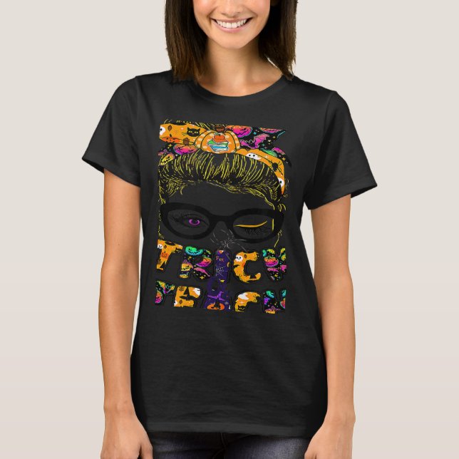 Camiseta Trick Or Teach One Spooky Teacher Messy Bun Hallow (Frente)
