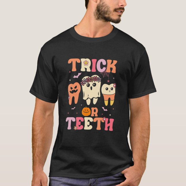 Camiseta Trick Or Teeth Ghost Groovy Dental Halloween Treat (Frente)