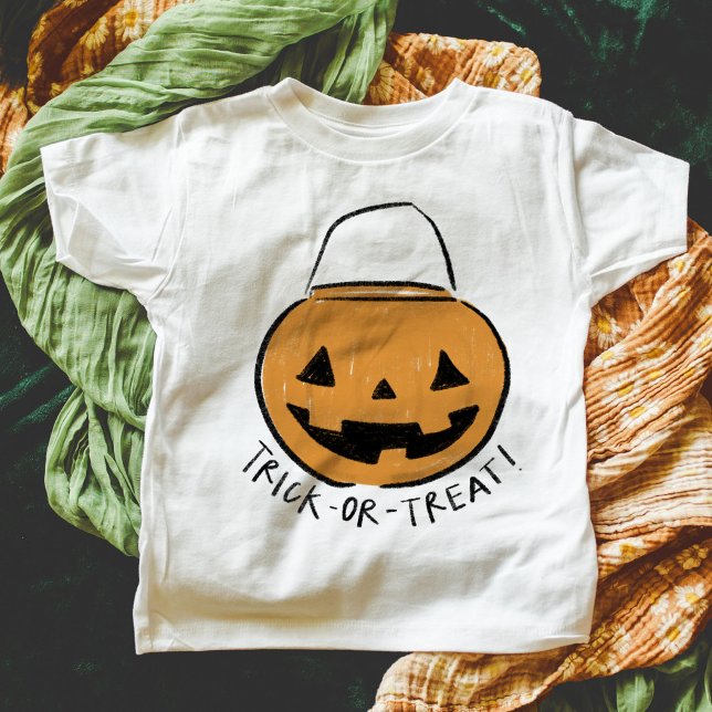 Camiseta Trick ou Tratar o Balde de Abóbora Retroativa no D (Retro pumpkin bucket Trick or Treat Halloween kids t-shirt. Available in large range of sizes/styles)