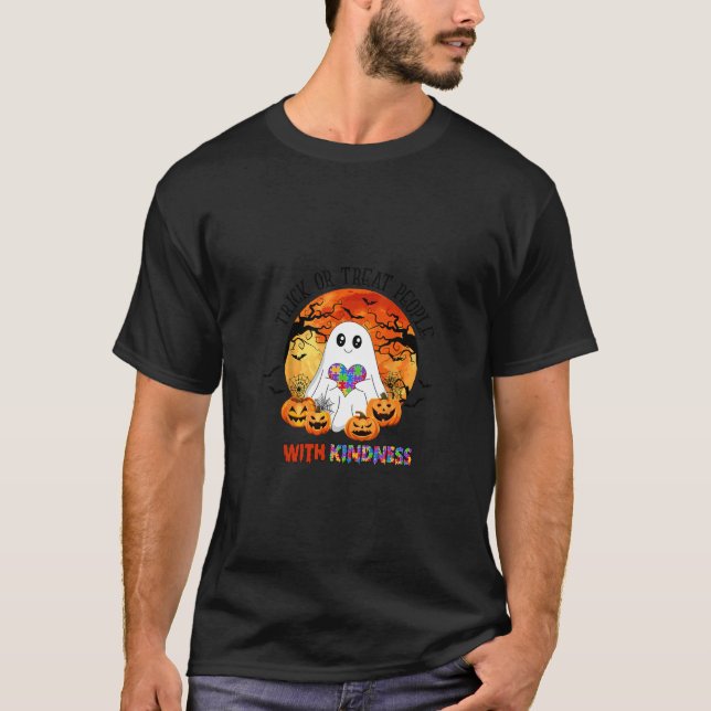 Camiseta Trick Ou Tratem Pessoas Com Bondade Halloween Auti (Frente)