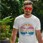 Camiseta Trilha de Breve Personalizada de Árvore de Palma d<br><div class="desc">Esta camiseta giratória da palmeira tropical é perfeita para uma viagem de férias de primavera com o seu grupo de amigos universitários ou um navio de cruzeiro divertido para tirar férias com a família. Personalize o conjunto de cheios de t-shirts personalizadas para o seu grupo a ir à praia ou...</div>