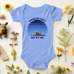 Camiseta Trilha de Reunião Personalizada da Família Blue Su<br><div class="desc">Este pôr do sol legal e azul sobre montanhas rochosas na natureza faz uma imagem excelente de um traje de bebê para uma reunião familiar, viagem de ida e volta ou férias de verão. Comemore sua viagem de montanha com esta roupa de criança. Basta adicionar seu próprio sobrenome e o...</div>