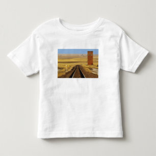 Camiseta Trilhos de trem levam a velho celeiro em Collins