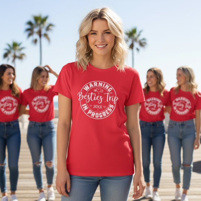 Camiseta Trip. Besties de Aviso em Andamento Branco em Verm (Criador carregado)