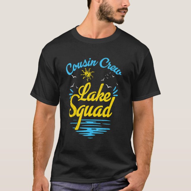Camiseta Trip de Férias do Lago Cousin Crew Squad (Frente)