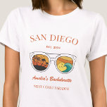 Camiseta Trip Personalizada de Raparigas da Festa de soltei<br><div class="desc">Faça um salto na sua próxima festa de solteira com esta festa de solteira de praia impressionante, camisetas personalizadas. Quer estejas a celebrar uma viagem de praia, férias de raparigas, ou um feriado de melhores amigos, esta camiseta de festa de solteira de praia personalizada é o complemento perfeito para a...</div>
