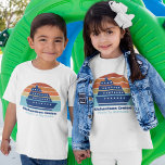 Camiseta Trip Sunset Personalizado para a Família de Navios<br><div class="desc">Legal nave personalizada t-shirts de criança para a sua reunião familiar ou viagem de férias de primavera às Bermudas,  Bahamas ou O Caribe. Personalize essas camisetas bonitas de pôr do sol com seu nome de família e destino ou ano.</div>