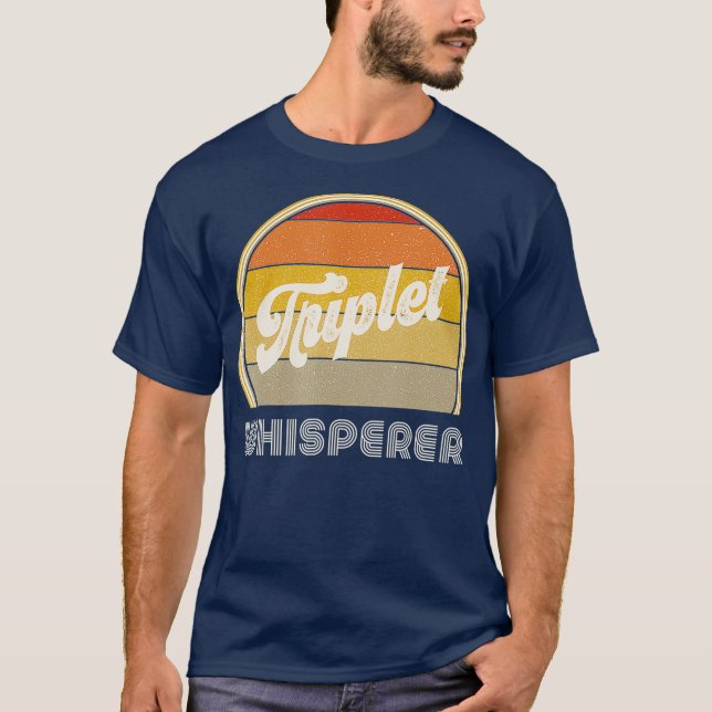 Camiseta Triplet Mãe Oferece Pai Triplet Engraçado Triplet  (Frente)
