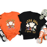 Camiseta Tripulação de Boo Personalizada que Corresponde ao<br><div class="desc">Junte-se à diversão deste Dia das Bruxas com nossa T-Shirt Amigo de Boo Personalizada. Perfeito para grupos de amigos, famílias, ou qualquer equipe amorosa do Halloween, essas camisas personalizadas trazem um espírito lúdico e festivo para suas comemorações. Com um design de "Boo Crew" encantador, estas camisas podem ser personalizadas com...</div>