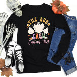 Camiseta Tripulação de Boo Personalizada que Corresponde ao<br><div class="desc">Volte no tempo com a nossa longa manga Tripulação de Boo Personalizada Correspondente à Camisa do Amigo do Halloween, uma obrigação para qualquer grupo amoroso do Halloween. Estas camisas de Halloween personalizadas são concebidas para trazer uma vibração vintage às suas celebrações assustadoras, com cada camisa personalizada com os nomes do...</div>