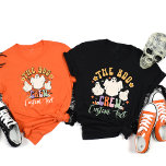 Camiseta Tripulação de Boo Personalizada que Corresponde ao<br><div class="desc">Entre no espírito do Dia das Bruxas com nossa camisa-amante do Dia das Bruxas, personalizada, perfeita para adicionar um toque de talento de vintagem às suas festividades. Estas camisas de Halloween personalizadas apresentam um design lúdico e nostálgico, fazer-os de uma escolha de destaque para grupos que buscam celebrar juntos. Personalize...</div>