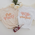 Camiseta TRIXIE Retro Wife do Partido Bachelorette Group<br><div class="desc">Esta camisa de solteira 'da festa' apresenta uma fonte temática retrorada dos anos 70 em cor de pincel e cor de laranja. Ordene a opção branca 'esposa do partido' para a noiva-a-ser e as camisas laranja 'do partido' para o seu grupo de solteiros. As cores são editáveis! Clique em 'editar...</div>