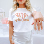 Camiseta TRIXIE Retro Wife do Partido Bachelorette Group<br><div class="desc">Esta camisa de solteira 'esposa do partido' apresenta uma fonte temática retrorada dos anos 70 em cor de pincel e cor de laranja. Ordene a opção branca 'esposa do partido' para a noiva-a-ser e as camisas laranja 'do partido' para o seu grupo de solteiros. As cores são editáveis! Clique em...</div>