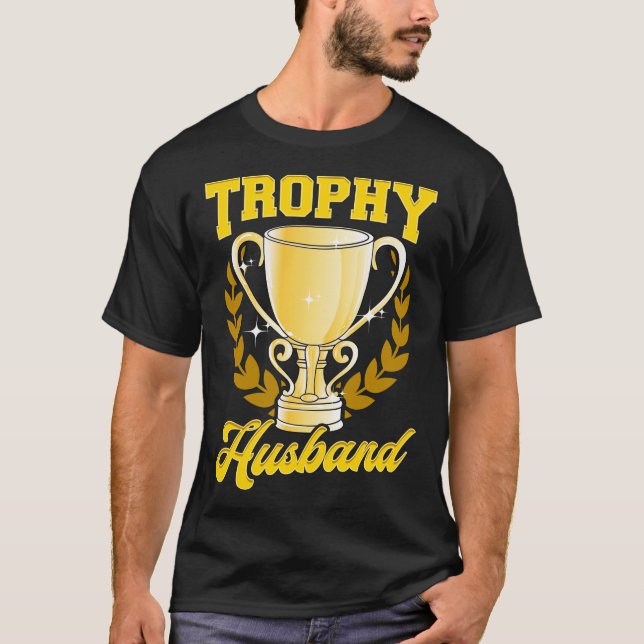 Camiseta Troféu Bonito e Engraçado Marido Orgulhoso (Frente)