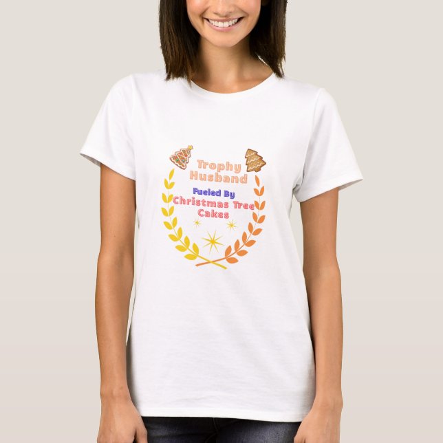 Camiseta Trophy Husband Fueled by Christmas Tree Cakes (Frente)