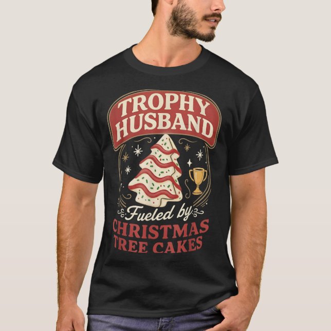 Camiseta Trophy Husband Fueled By Christmas Tree Cakes Funn (Frente)