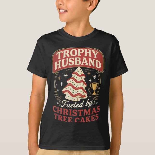 Camiseta Trophy Husband Fueled By Christmas Tree Cakes Funn (Frente)