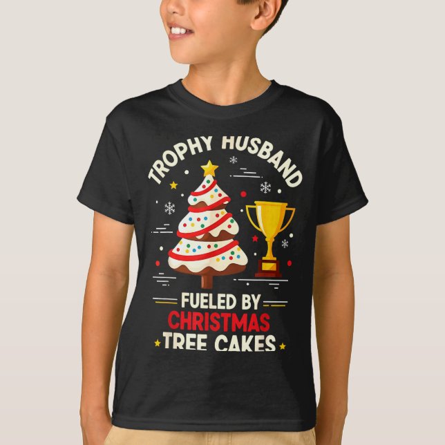 Camiseta Trophy Retro Husband Fueled By Christmas Tree Cake (Frente)