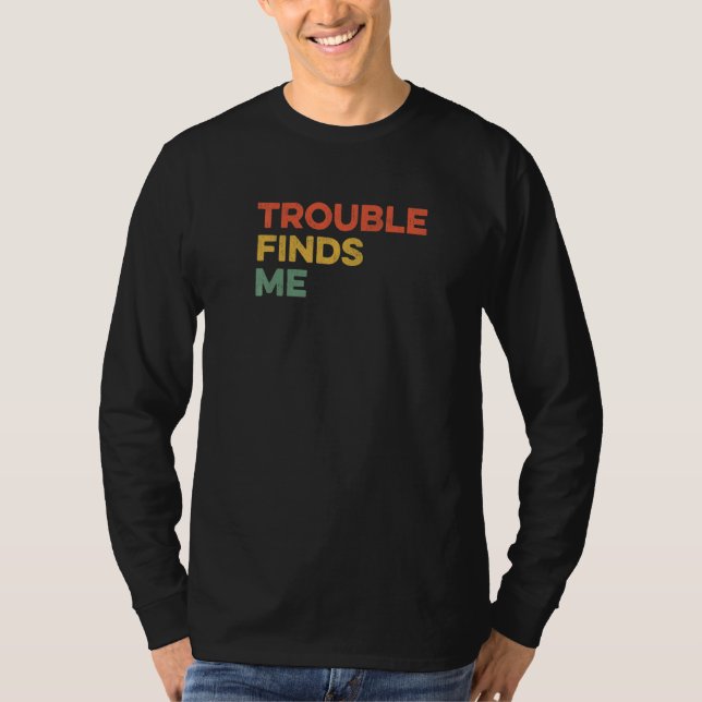 Camiseta Trouble Finds Me Mischief  Joke Viral Meme Humor J (Frente)