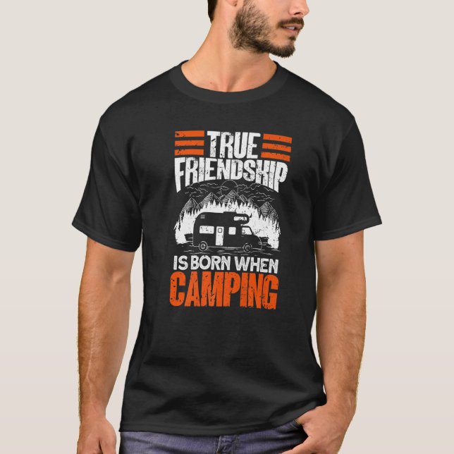 Camiseta True Friendship Is Born When Camping - Camper Camp (Frente)