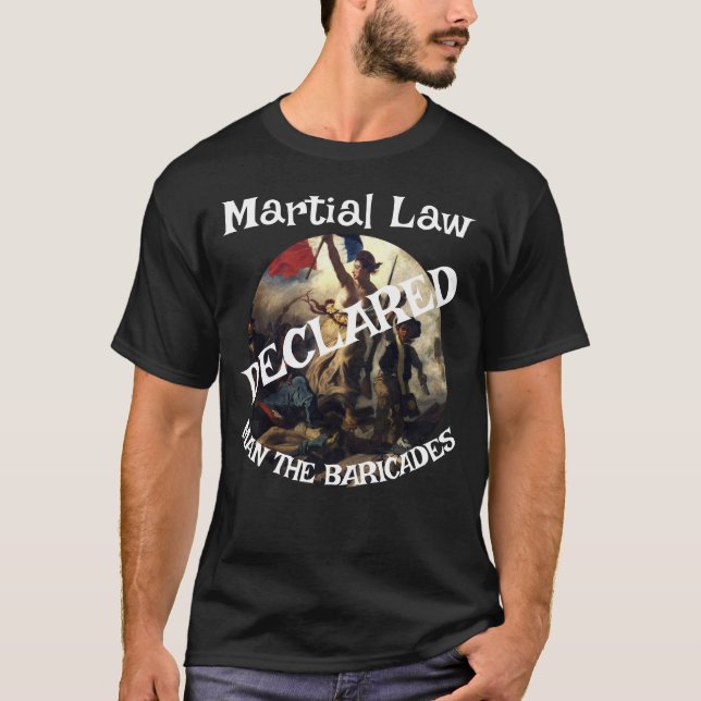 CAMISETA TRUMP DECLARA O DIREITO MARCIAL O HOMEM DAS BARRIC (Frente)