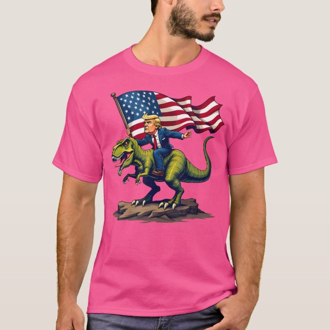 Camiseta Trump Dirigindo Um Trump T-Rex Dinossauro Na Ameri (Frente)