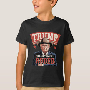 Camiseta Trump Este Não É Meu Primeiro Rodeio Cowboy Engraç