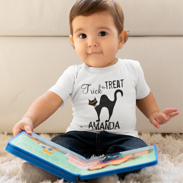 Camiseta Truque de Gato Negro ou Dia das Bruxas (Trick or Treat black cat custom baby T Shirt. )