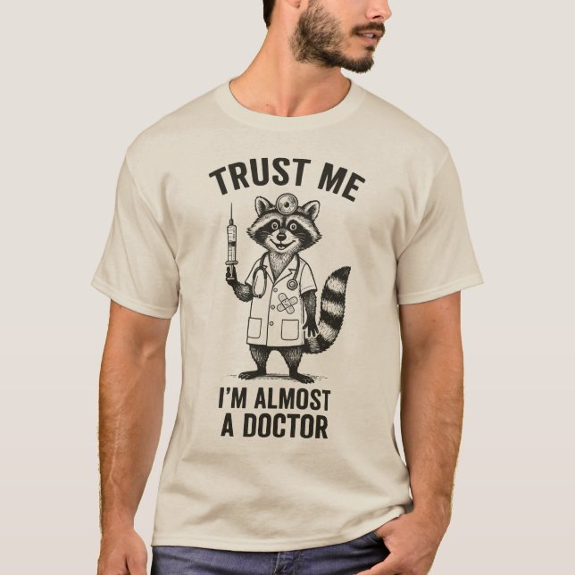 Camiseta Trust Me, I’m Almost a Doctor – Funny Raccoon Med  (Frente)