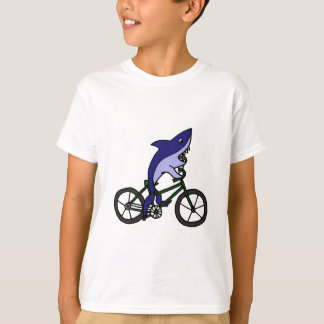 Camiseta Tubarão azul do divertimento que monta a bicicleta