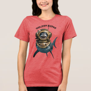 Camiseta Tubarão Branco Dentro de um Capacete de Mergulho U